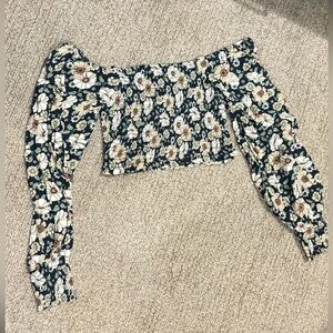 NWT Daisy Floral Off-Shoulder Flowy Long Sleeve Crop Top 70’s